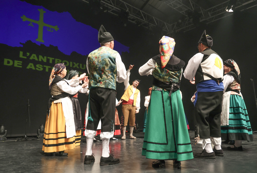 Fiesta del Antroxu, grupo de coros y danzas actuando