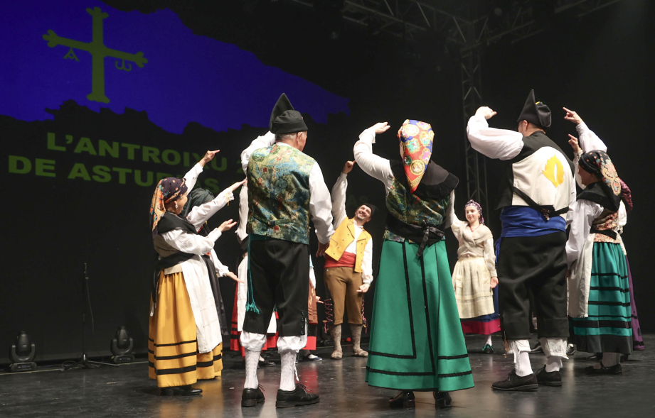 Fiesta del Antroxu, grupo de coros y danzas actuando