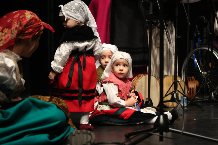 Fiesta del Antroxu, niñas del grupo de coros y danzas en el escenario
