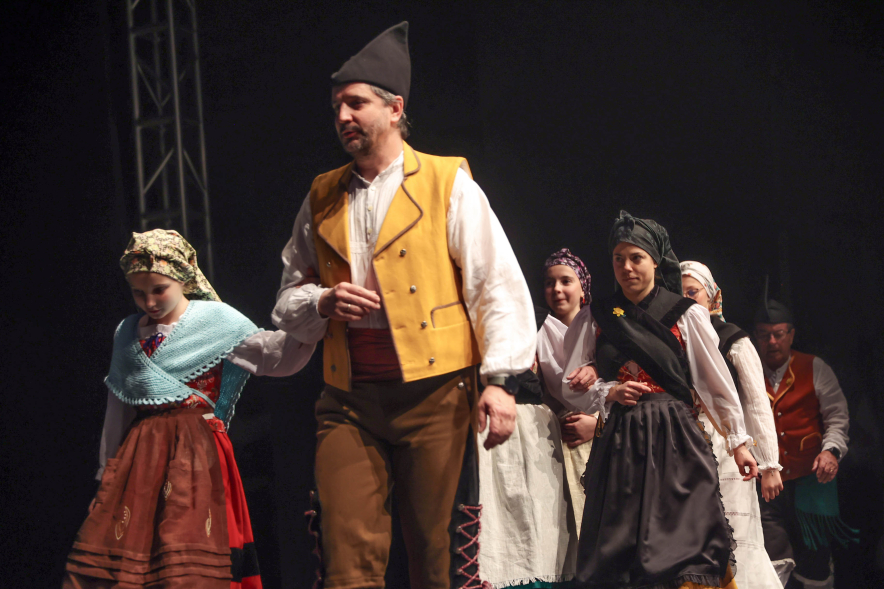 Fiesta del Antroxu, grupo de coros y danzas entrando en el escenario
