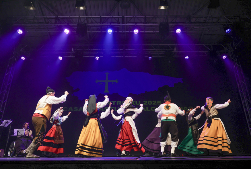 Fiesta del Antroxu, grupo de coros y danzas actuando