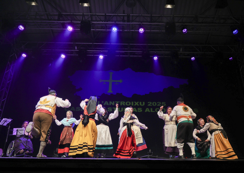 Fiesta del Antroxu, grupo de coros y danzas actuando