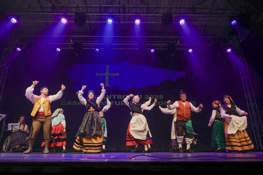 Fiesta del Antroxu, grupo de coros y danzas actuando