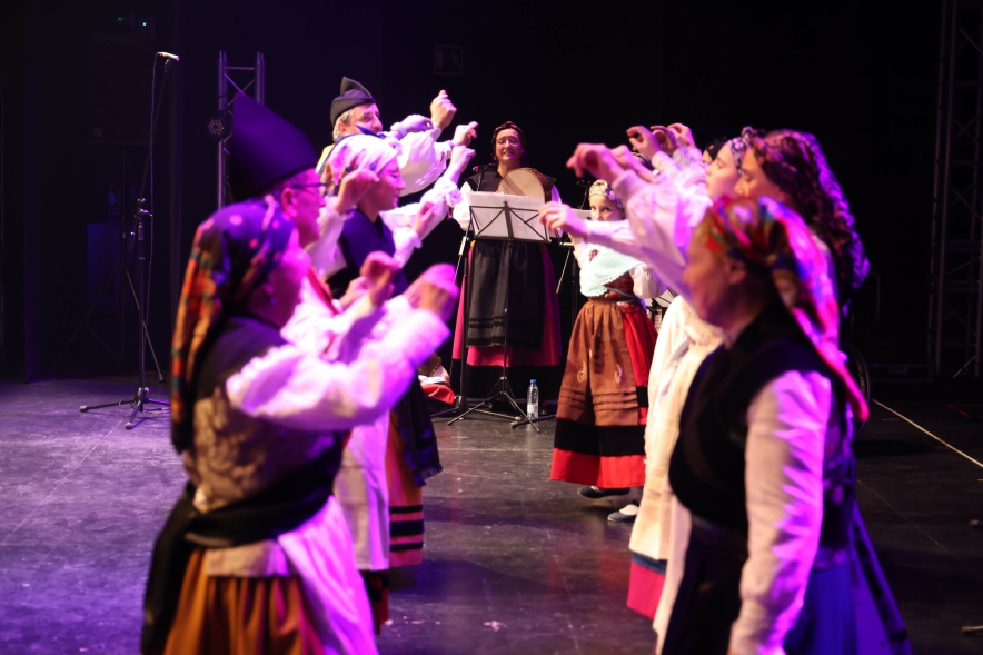 Fiesta del Antroxu, grupo de coros y danzas actuando