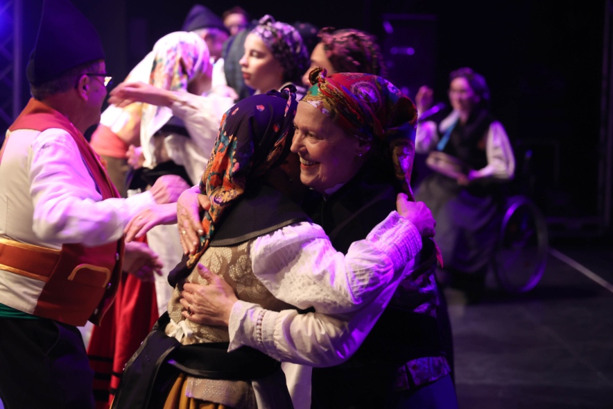 Fiesta del Antroxu, grupo de coros y danzas en el escenario