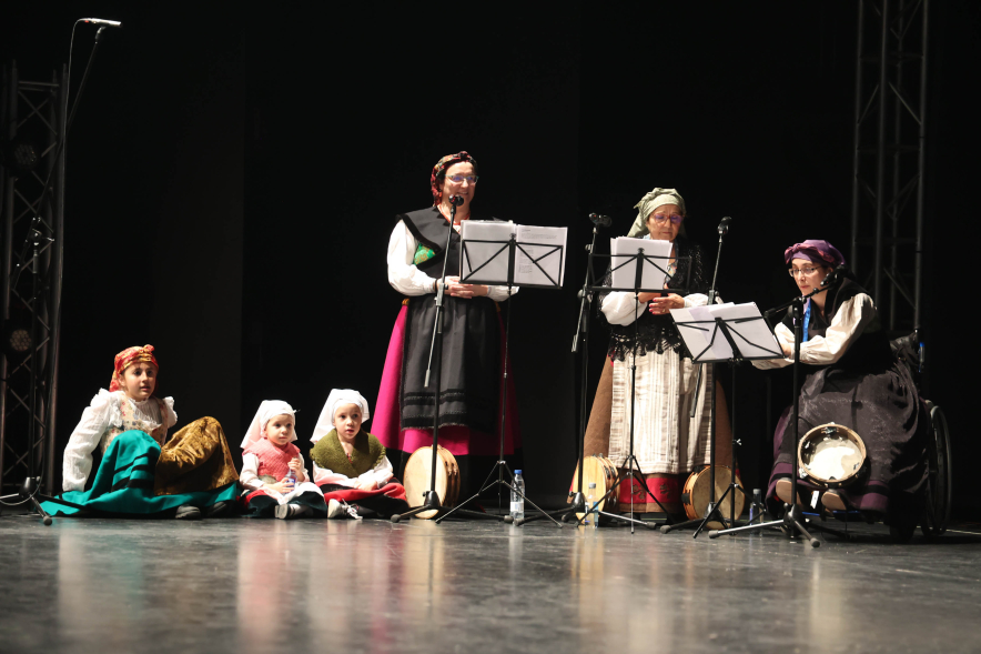 Fiesta del Antroxu, grupo de coros y danzas en el escenario