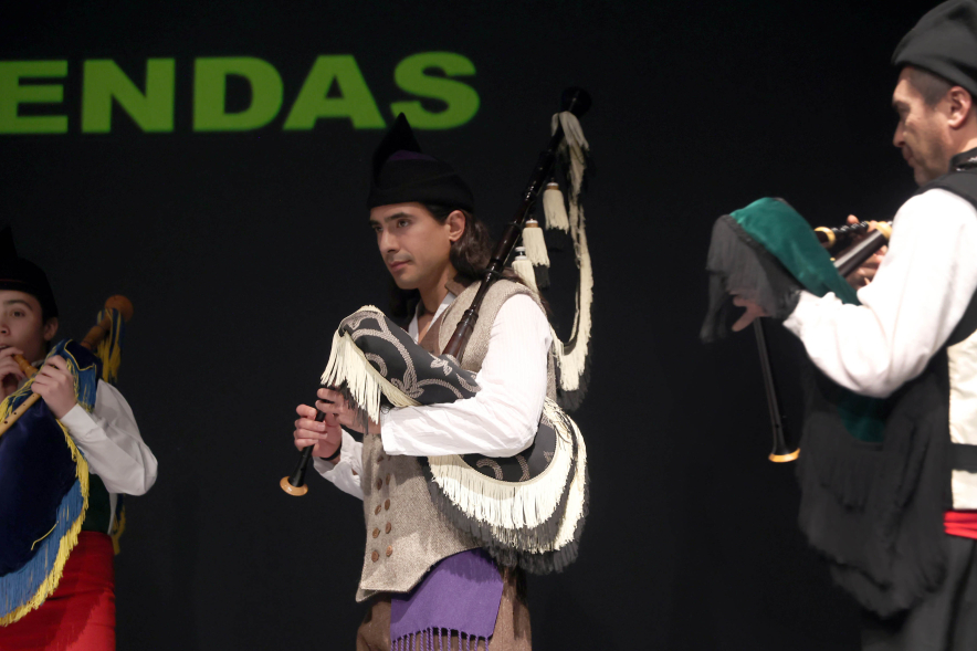 Fiesta del Antroxu, grupo de gaitas tocando