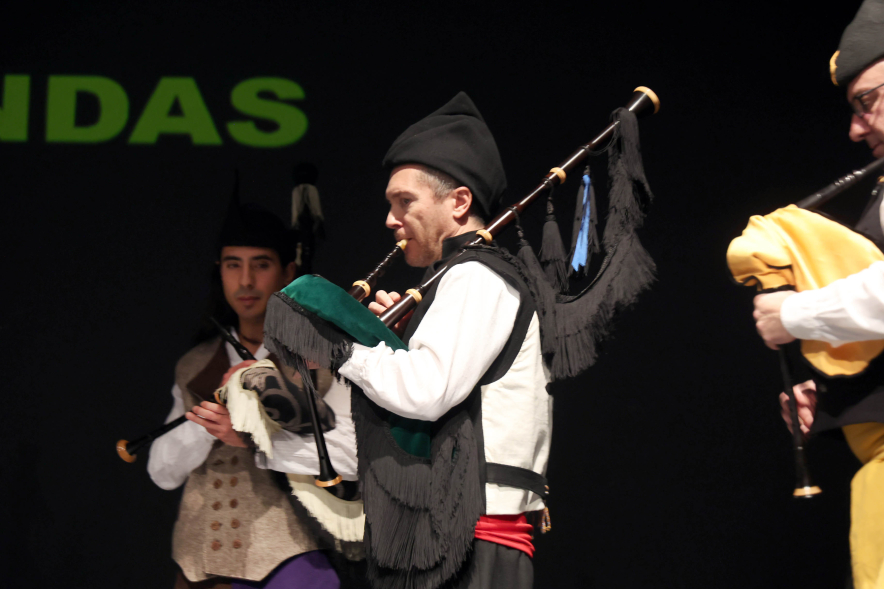 Fiesta del Antroxu, grupo de gaitas tocando