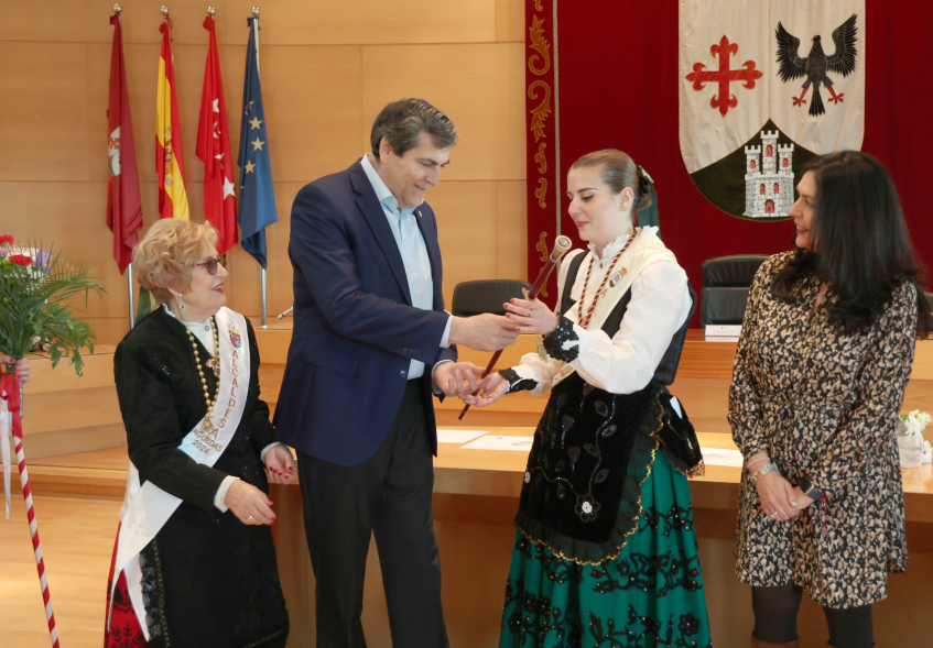 Fiesta de las Águedas, entrega simbólica bastón de mando a la alcaldesa de las Águedas
