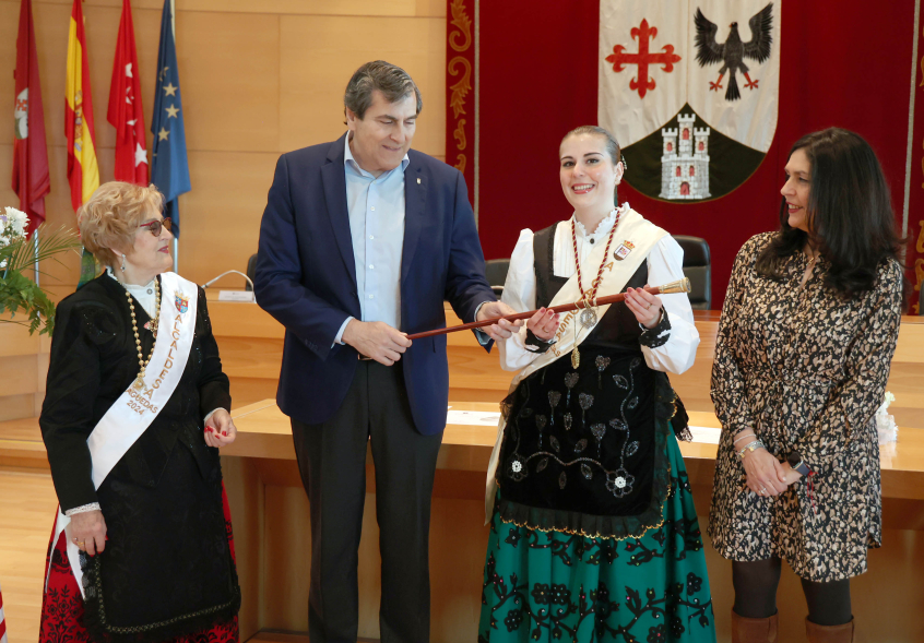Fiesta de las Águedas, entrega simbólica bastón de mando a la alcaldesa de las Águedas