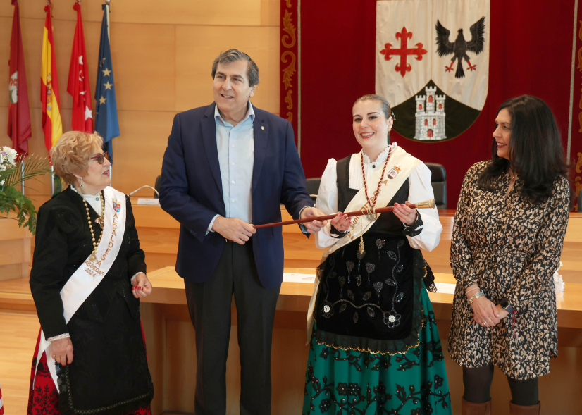Fiesta de las Águedas, entrega simbólica bastón de mando a la alcaldesa de las Águedas