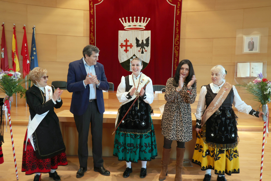 Fiesta de las Águedas, entrega simbólica bastón de mando a la alcaldesa de las Águedas