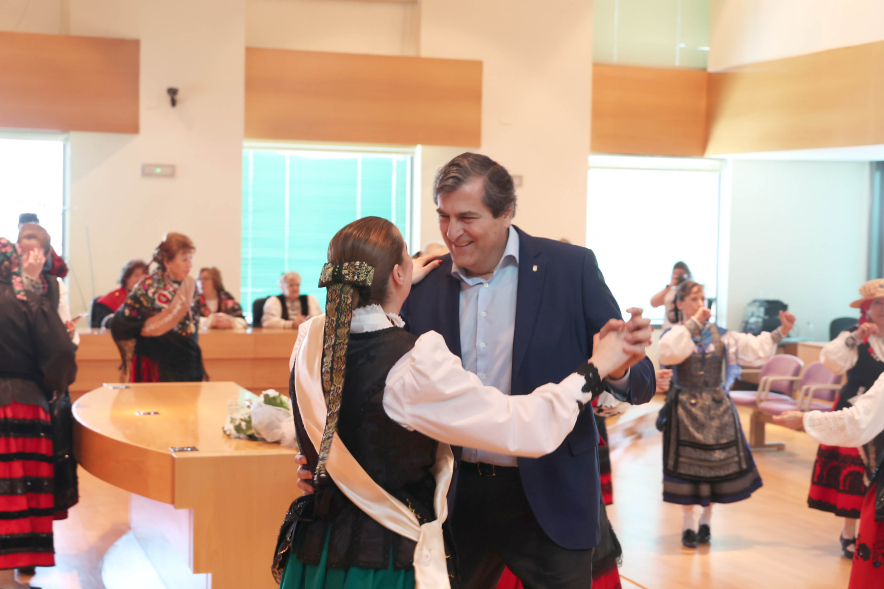 Fiesta de las Águedas, baile con el concejal
