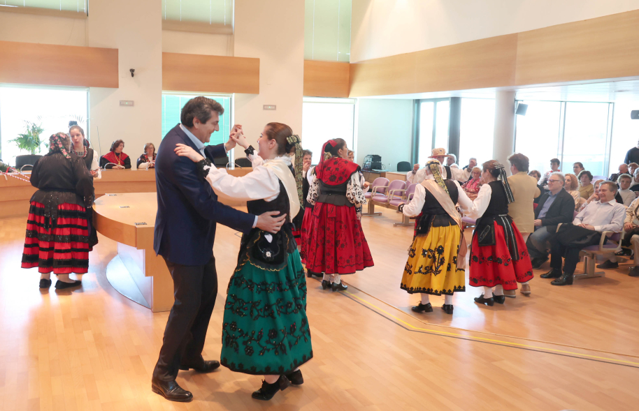 Fiesta de las Águedas, baile con el concejal