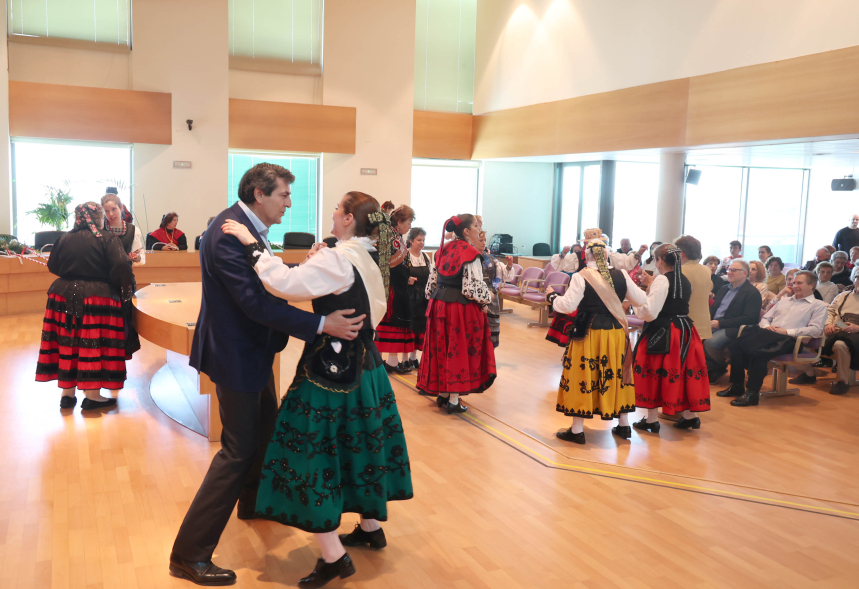 Fiesta de las Águedas, baile con el concejal