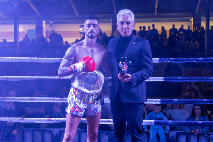 Extreme Fighters War Winter Muay Thai, concejal de deportes entregando trofeo