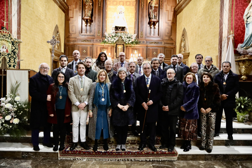Entrega del bastón de mando al prioste mayor, foto familia