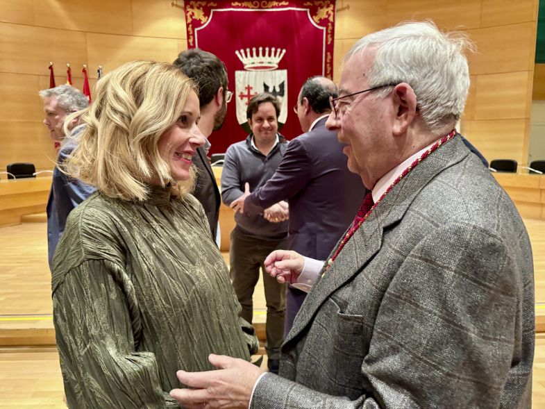 Toma de posesión del nuevo "Cronista Oficial de la Villa de Alcobendas", alcaldesa conversando con asistente al acto