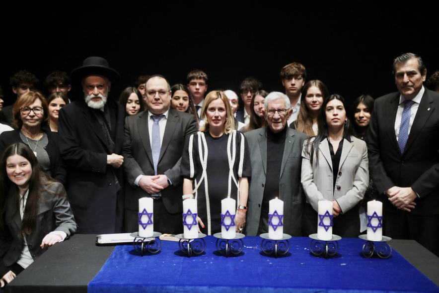 Acto en Memoria del Holocausto, encendido de velas