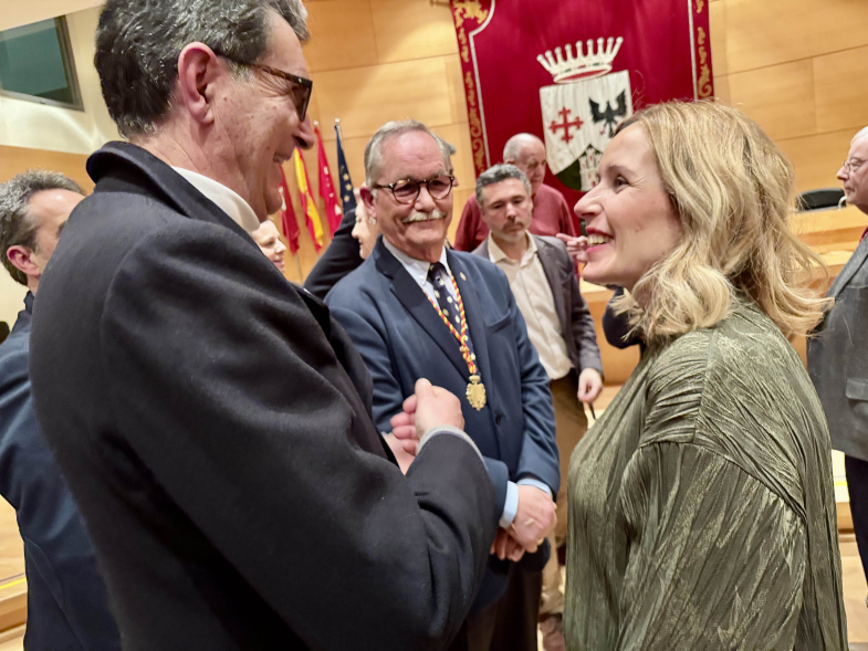 Toma de posesión del nuevo "Cronista Oficial de la Villa de Alcobendas", alcaldesa conversando con asistente al acto