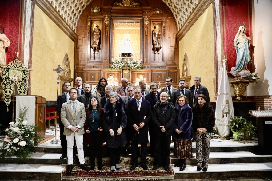 Entrega del bastón de mando al prioste mayor, foto familia