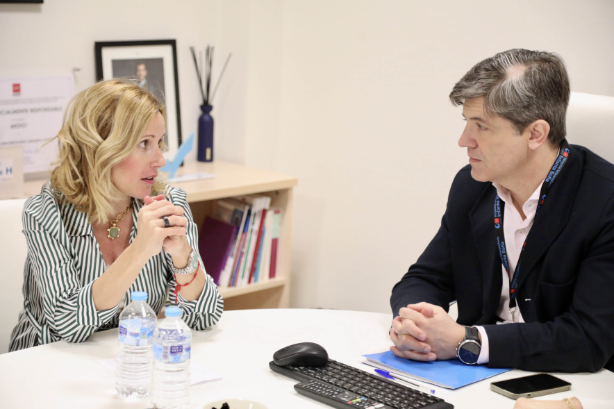 Nuevo gerente Hospital Infanta Sofía, alcaldesa conversando con gerente
