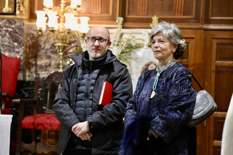 Entrega del bastón de mando al prioste mayor, la presidenta de la Hermandad de Nuestra Señora de la Paz, junto a sacerdote