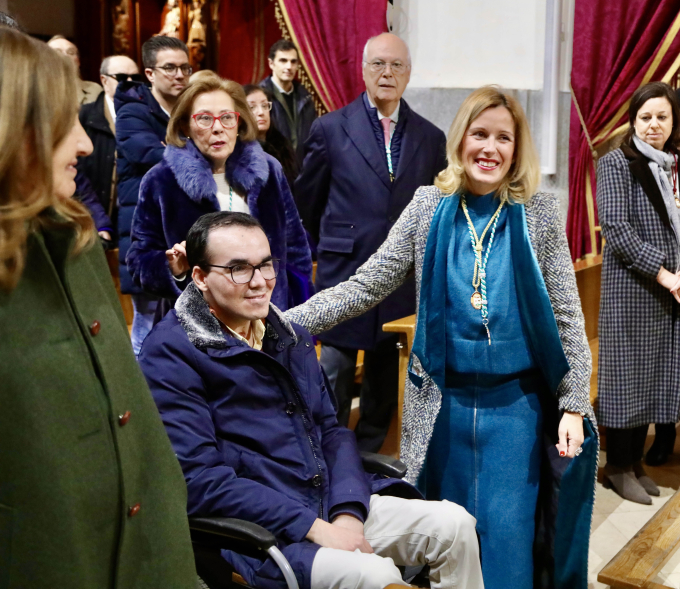 Entrega del bastón de mando al prioste mayor, alcaldesa con asistentes al acto