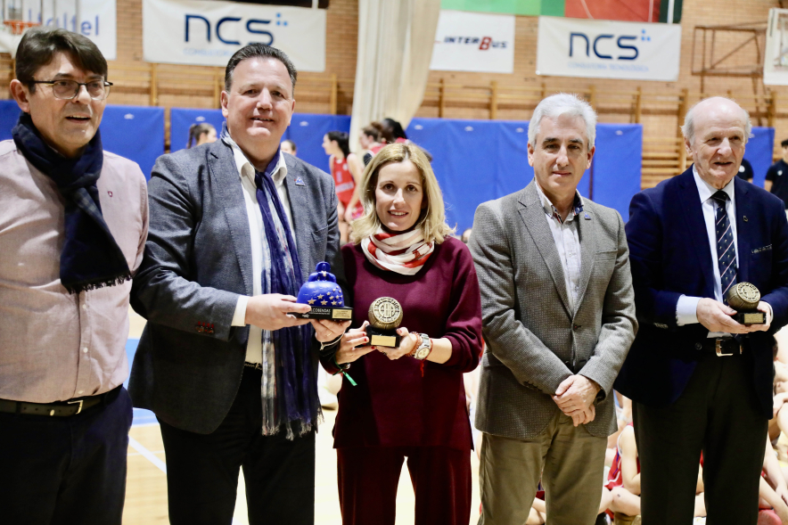 Presentación equipos Club Baloncesto Alcobendas, foto familia
