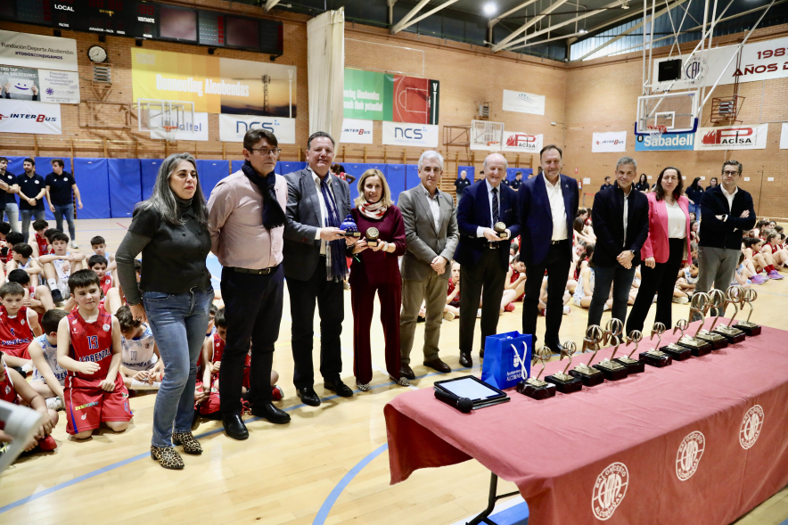 Presentación equipos Club Baloncesto Alcobendas, foto familia