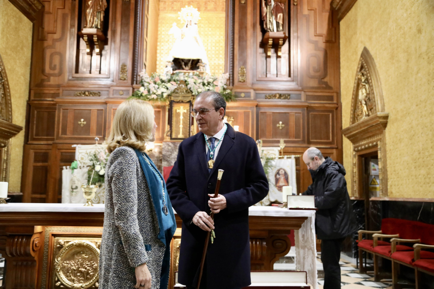 Entrega del bastón de mando al prioste mayor, alcaldesa con prioste mayor