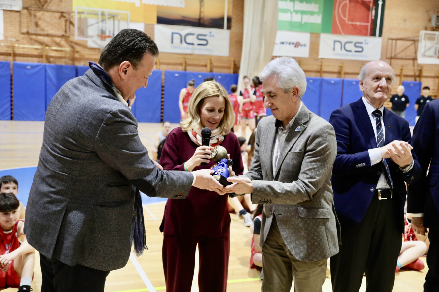 Presentación equipos Club Baloncesto Alcobendas, entrega de Menina