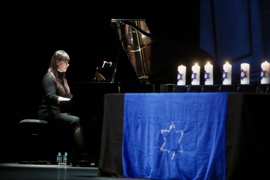 Acto en Memoria del Holocausto, pianista tocando