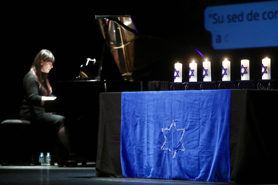 Acto en Memoria del Holocausto, pianista tocando
