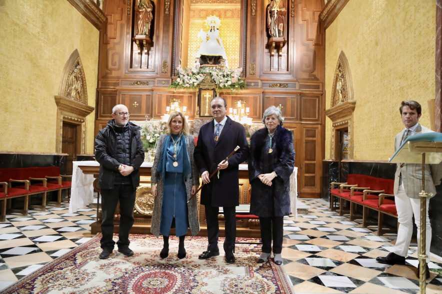 Entrega del bastón de mando al prioste mayor, foto familia
