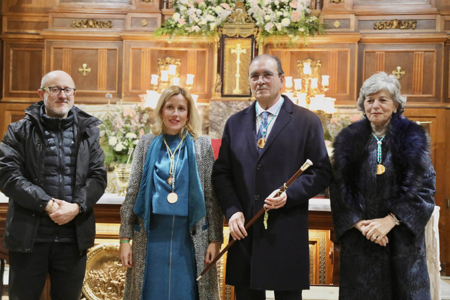 Entrega del bastón de mando al prioste mayor, foto familia