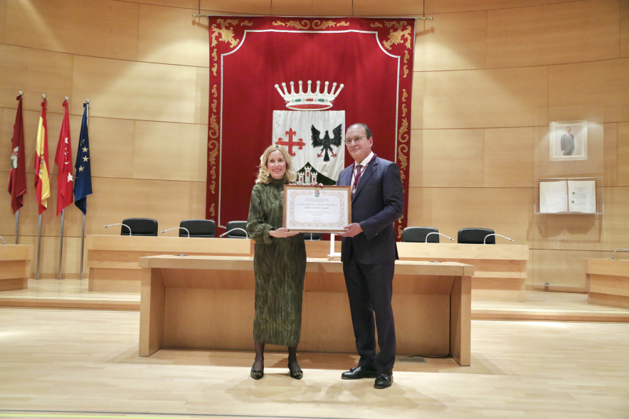 Toma de posesión del nuevo "Cronista Oficial de la Villa de Alcobendas", alcaldesa y Julián Caballero mostrando diploma