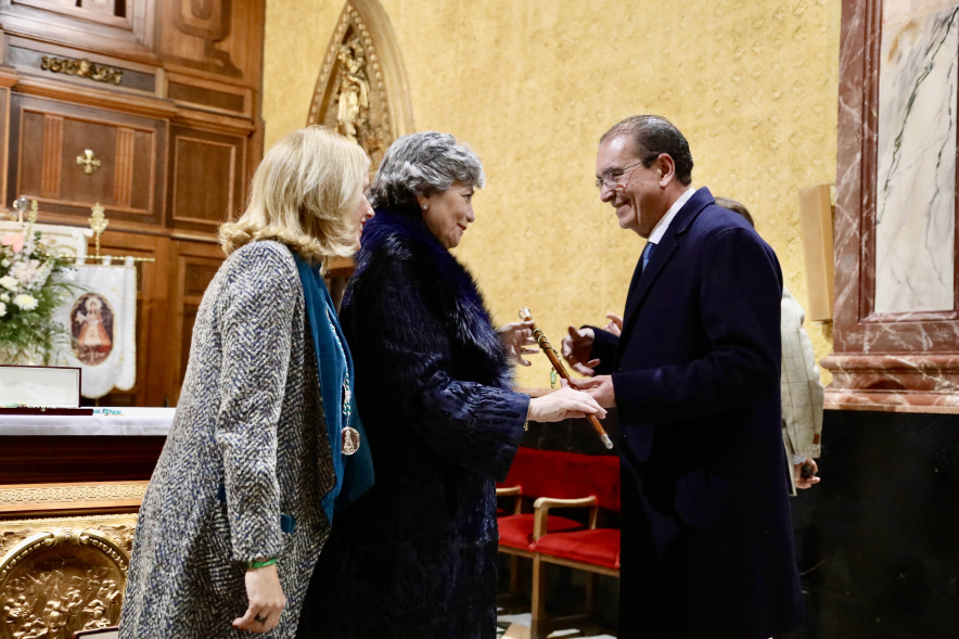 Entrega del bastón de mando al prioste mayor, acto de entrega de bastón