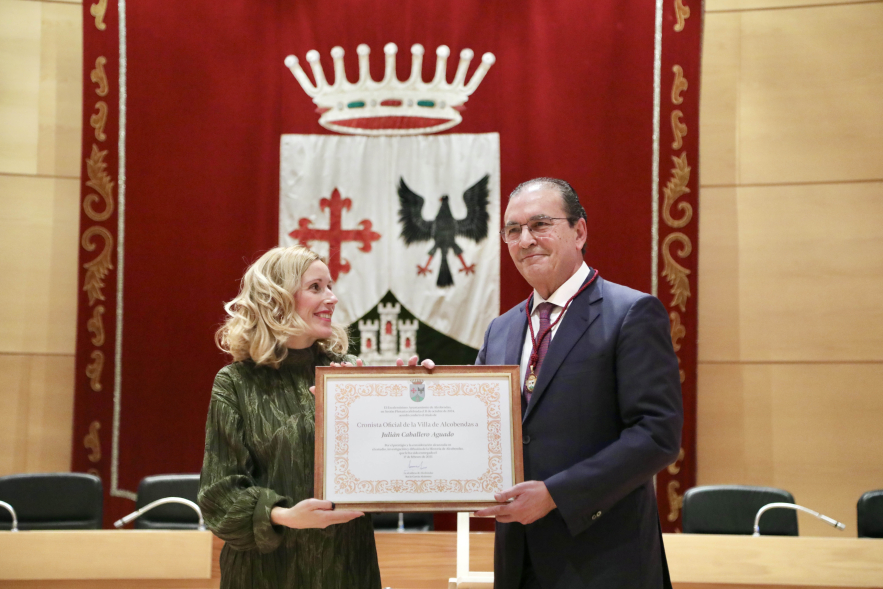 Toma de posesión del nuevo "Cronista Oficial de la Villa de Alcobendas", alcaldesa y Julián Caballero mostrando diploma