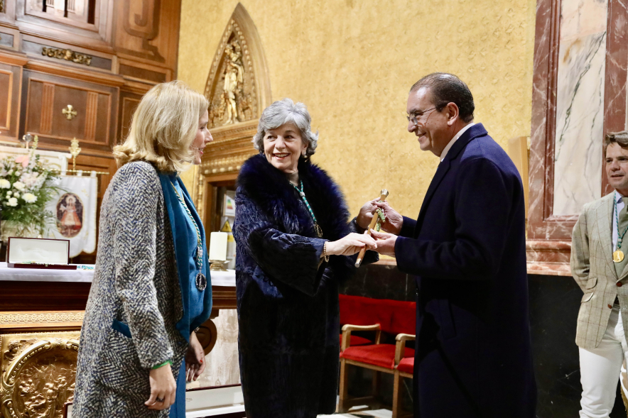 Entrega del bastón de mando al prioste mayor, acto de entrega de bastón