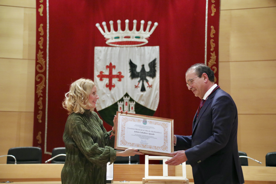 Toma de posesión del nuevo "Cronista Oficial de la Villa de Alcobendas", alcaldesa entregando diploma