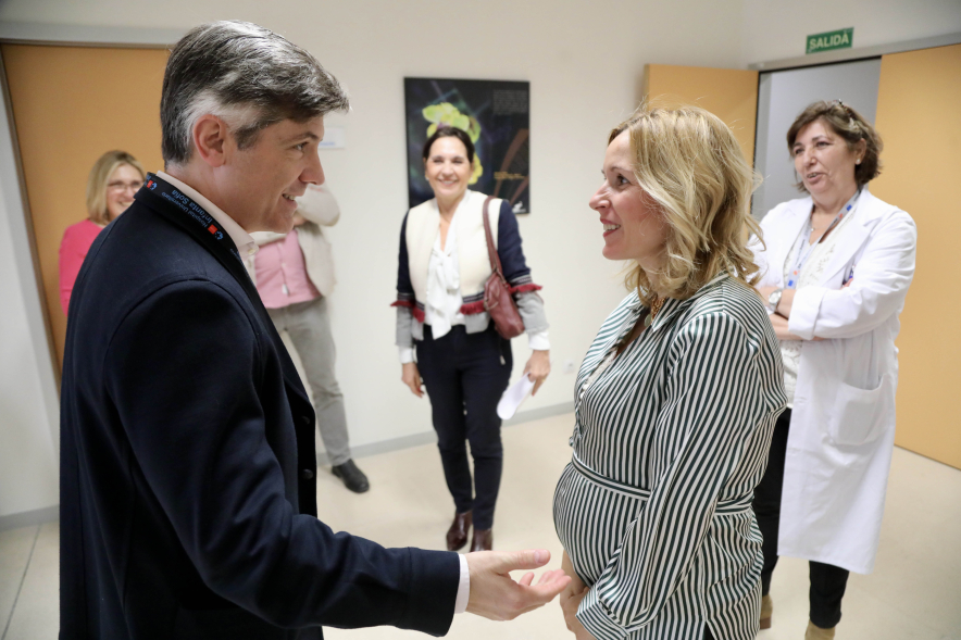 Nuevo gerente Hospital Infanta Sofía, alcaldesa conversando con gerente