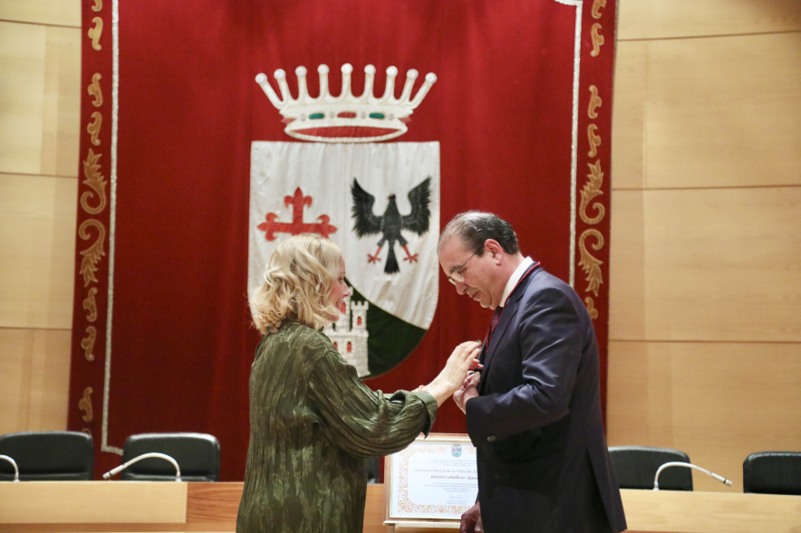 Toma de posesión del nuevo "Cronista Oficial de la Villa de Alcobendas", imposición de insignia