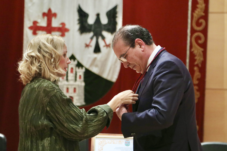 Toma de posesión del nuevo "Cronista Oficial de la Villa de Alcobendas", imposición de insignia