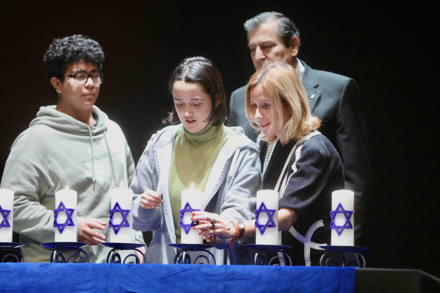 Acto en Memoria del Holocausto, encendido de velas