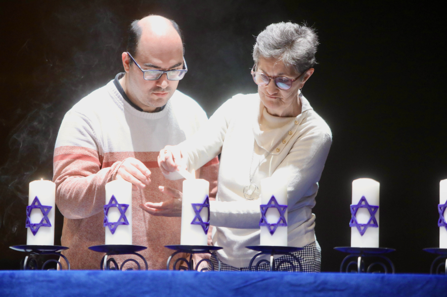 Acto en Memoria del Holocausto, encendido de velas