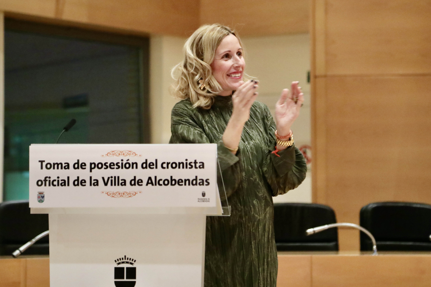 Toma de posesión del nuevo "Cronista Oficial de la Villa de Alcobendas", alcaldesa aplaudiendo