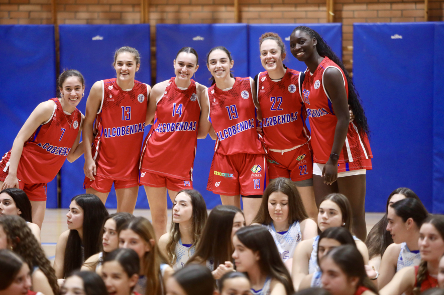 Presentación equipos Club Baloncesto Alcobendas, posado equipo femenino
