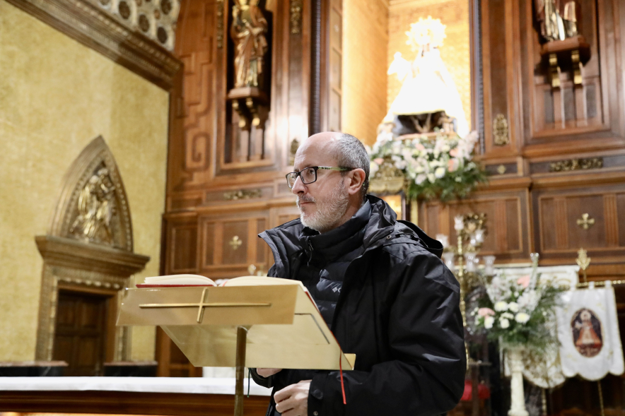 Entrega del bastón de mando al prioste mayor, palabras sacerdote