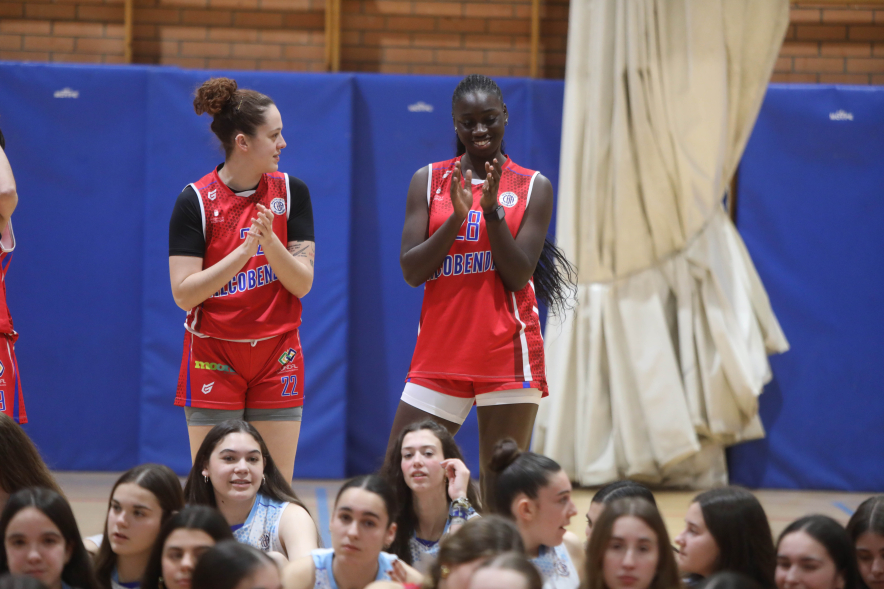 Presentación equipos Club Baloncesto Alcobendas, aplausos jugadoras
